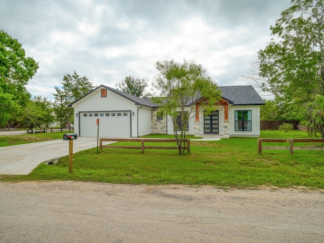 view of front of house featuring a front lawn and a garage