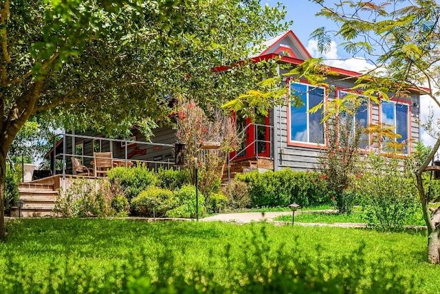 view of front facade with a front yard