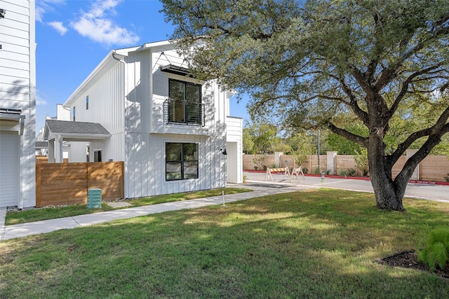 view of front of house with a front lawn