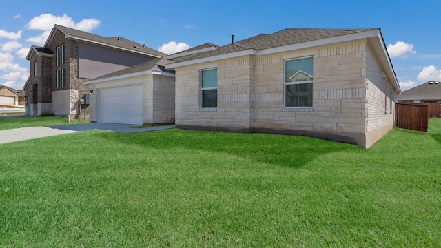 view of front facade featuring a garage and a front yard