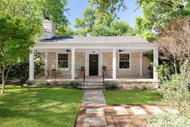 view of front of property with a front lawn, ceiling fan, and covered porch