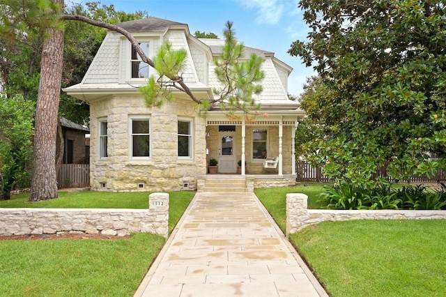 view of front facade featuring a front lawn and covered porch