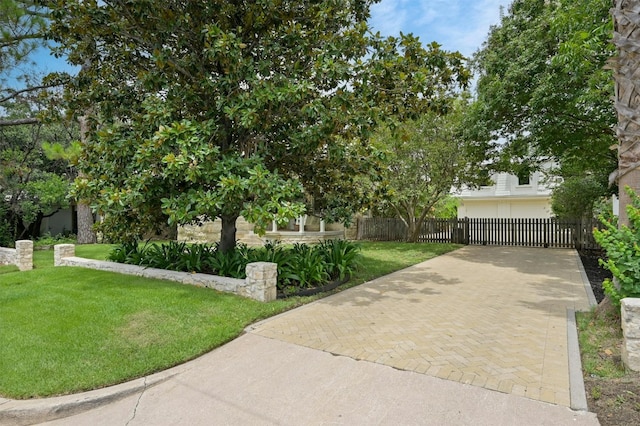 view of front of house featuring a front lawn