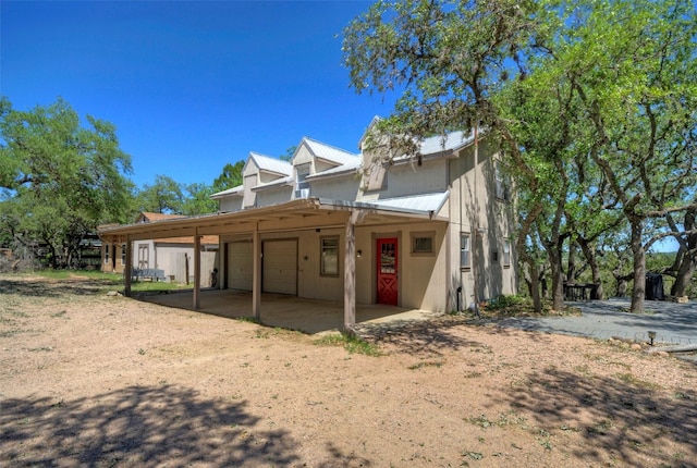 view of front facade featuring a garage