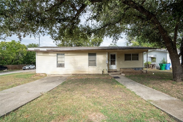 ranch-style home featuring a front lawn