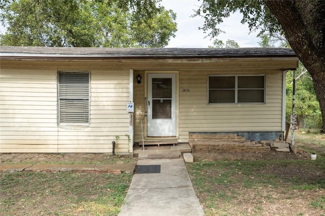 1816 Davis St, Taylor, TX 76574 - view of front facade featuring entry steps and roof with shingles