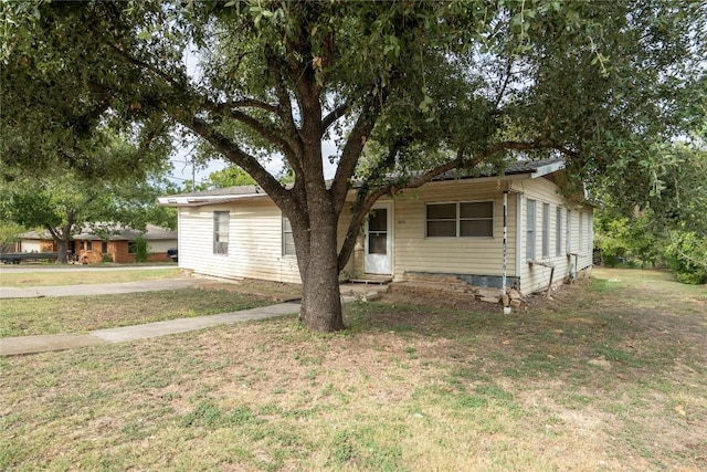1816 Davis St, Taylor, TX 76574 - view of front of home featuring a front lawn