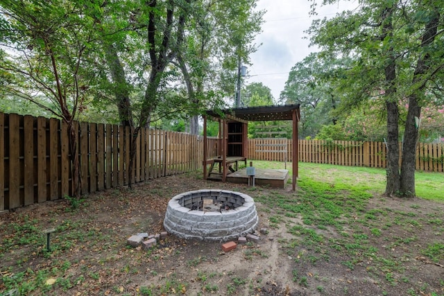 view of yard featuring a fire pit