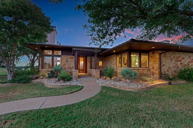 view of front of home featuring a yard