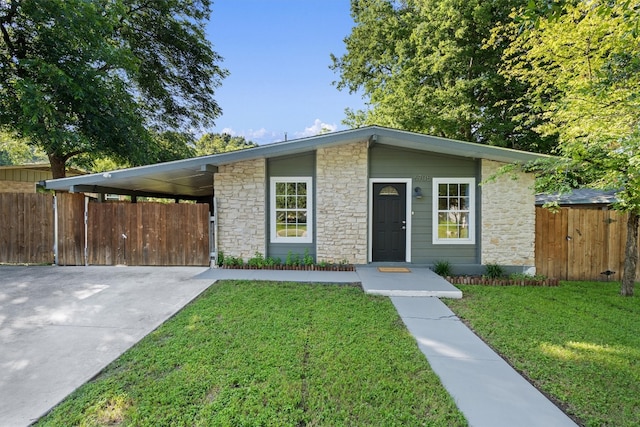 view of front of property featuring a front lawn and a carport