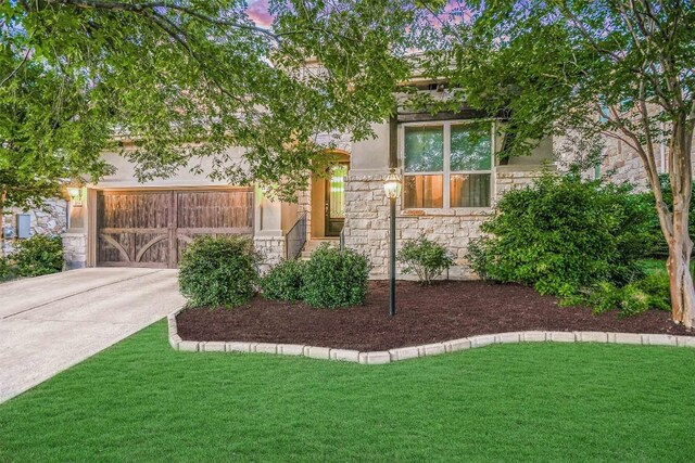 view of front of home featuring a front yard