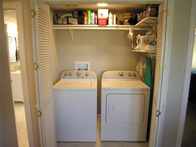 washroom featuring washing machine and clothes dryer