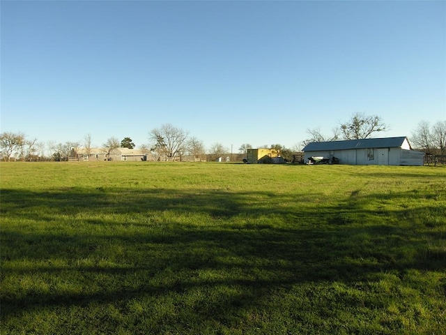 view of yard featuring a rural view