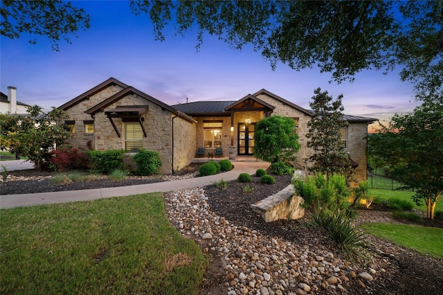 view of front of house featuring a lawn