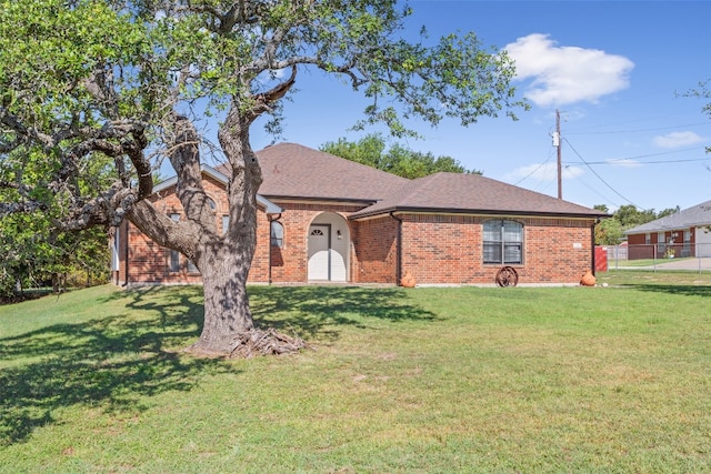 single story home featuring a front lawn