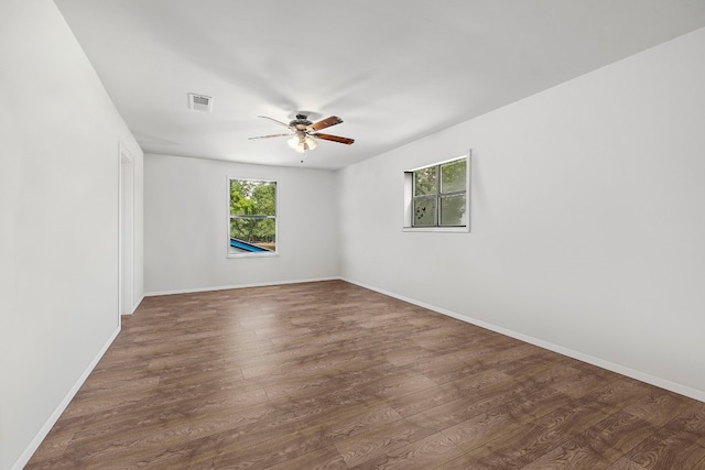 unfurnished room with dark wood-type flooring and ceiling fan