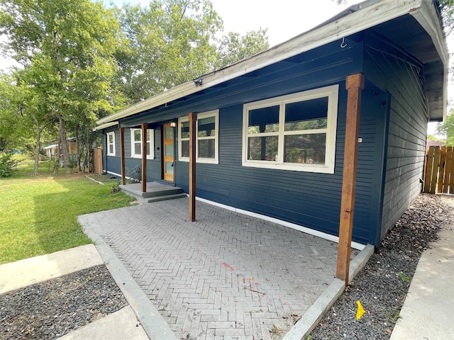 view of front facade with a front lawn