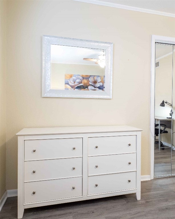 room details featuring wood-type flooring, crown molding, and ceiling fan