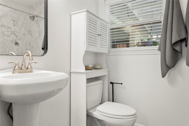 bathroom featuring toilet and sink