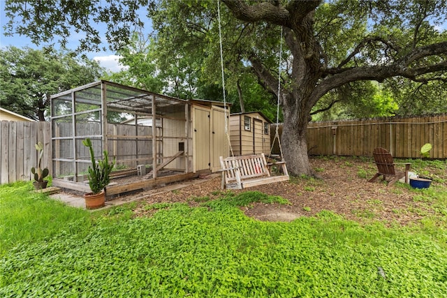 view of yard featuring an outbuilding