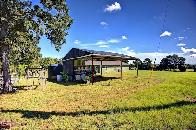 view of yard featuring an outbuilding