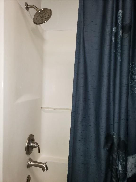 bathroom with shower / bath combo