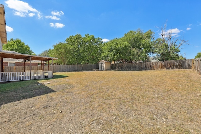 view of yard featuring a storage unit