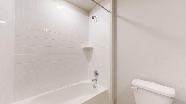 bathroom with tiled shower / bath and toilet