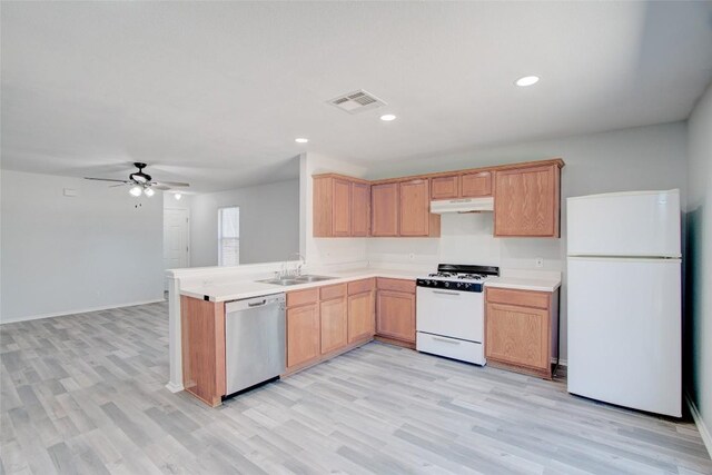 kitchen with white appliances, light hardwood / wood-style floors, kitchen peninsula, sink, and ceiling fan