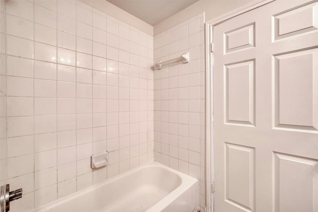 bathroom with tiled shower / bath combo