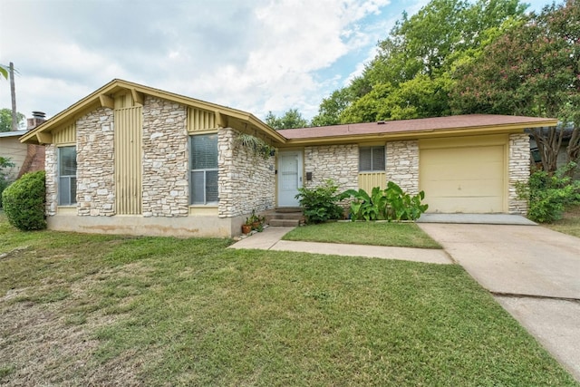 view of front of property featuring a front lawn and a garage