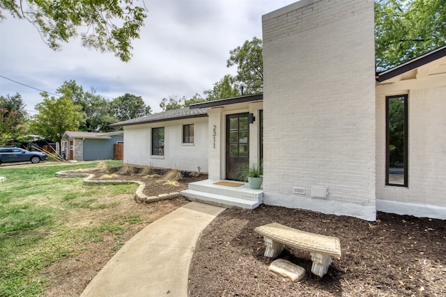 view of front of home featuring a front lawn