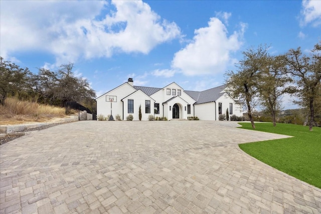 view of front of property featuring a front lawn