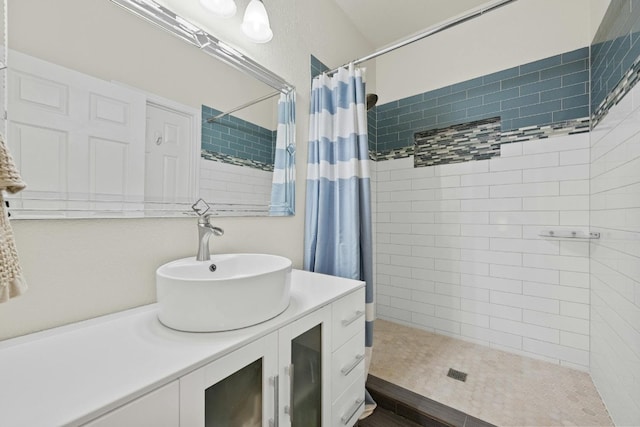 bathroom featuring a shower with curtain and vanity