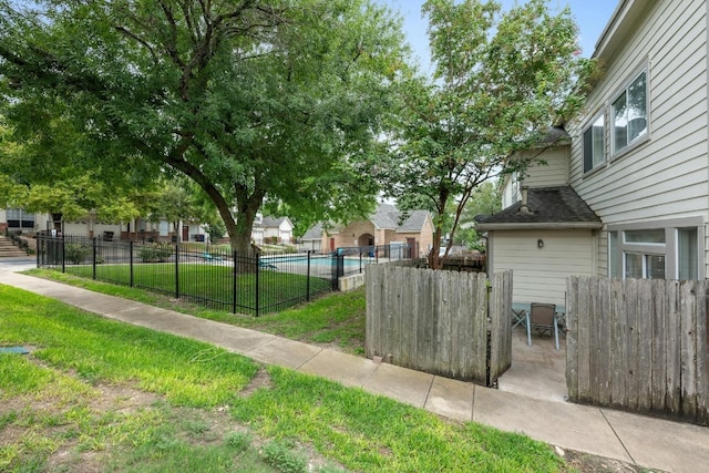 view of yard featuring a fenced in pool