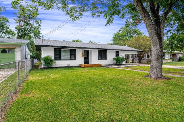 ranch-style home featuring a front lawn