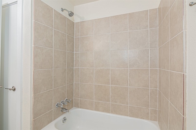 bathroom with tiled shower / bath