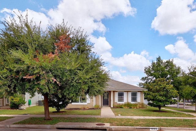 view of front facade with a front lawn