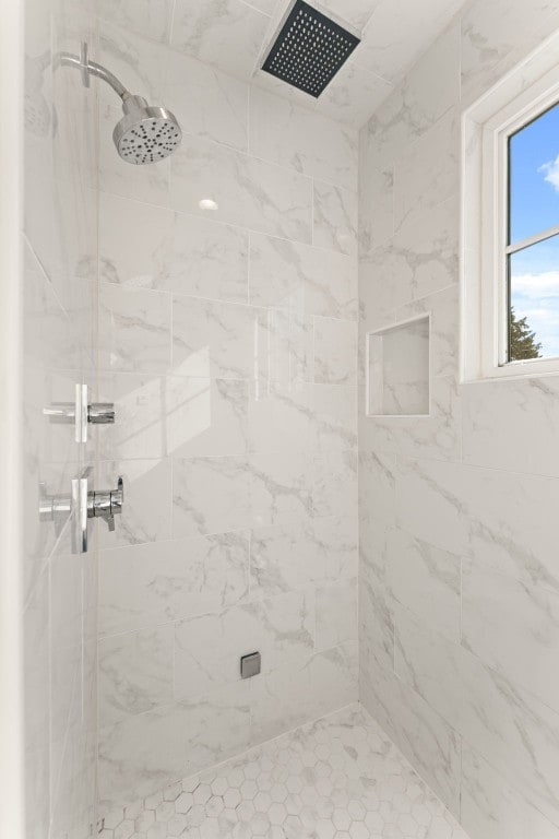 bathroom featuring a tile shower