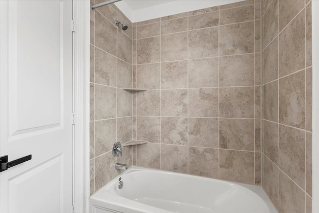 bathroom featuring tiled shower / bath