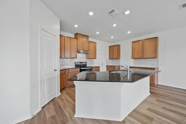 kitchen featuring tasteful backsplash, stainless steel electric stove, sink, a center island with sink, and light hardwood / wood-style floors