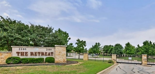 community sign with a yard