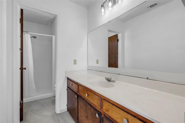 307 Golden Beach Dr, Buchanan Dam, TX 78609 - bathroom featuring vanity, visible vents, tile patterned flooring, curtained shower, and toilet