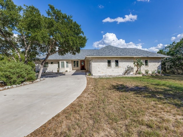 ranch-style house featuring a front yard