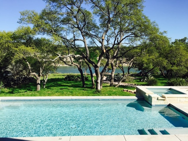 view of pool featuring an in ground hot tub