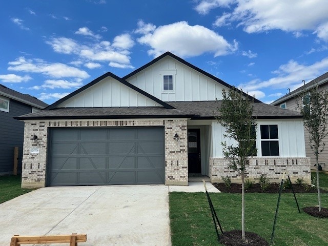 view of front facade with a front yard