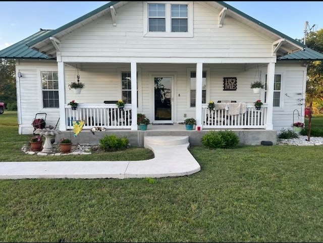 bungalow-style house featuring a front lawn