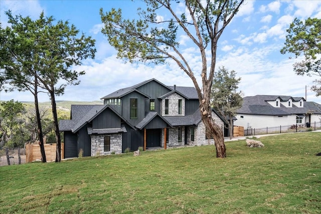 view of front of house featuring a front yard