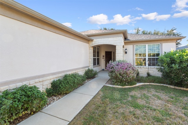 property entrance featuring a yard