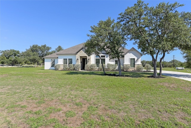 view of front facade with a front yard